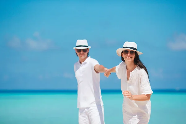 Junges Paar am weißen Strand im Sommerurlaub. — Stockfoto