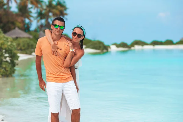 Jovem casal na praia branca durante as férias de verão. — Fotografia de Stock