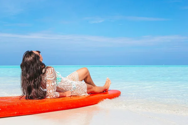 Woman surfing in the sea on vacation — Stock Photo, Image