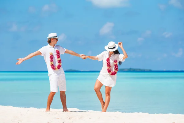 Jeune couple sur la plage de sable blanc pendant les vacances d'été. — Photo