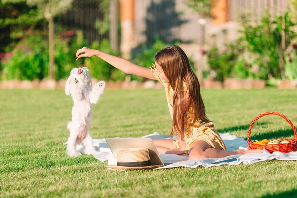 公園でピクニック中の2人の小さな子供 — ストック写真