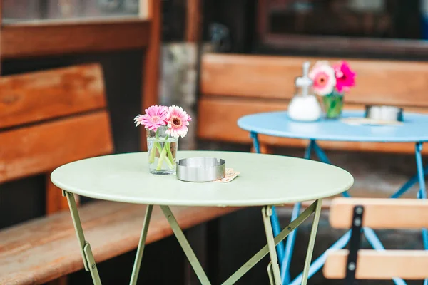 Vacío de verano al aire libre restaraunt en Europa. —  Fotos de Stock