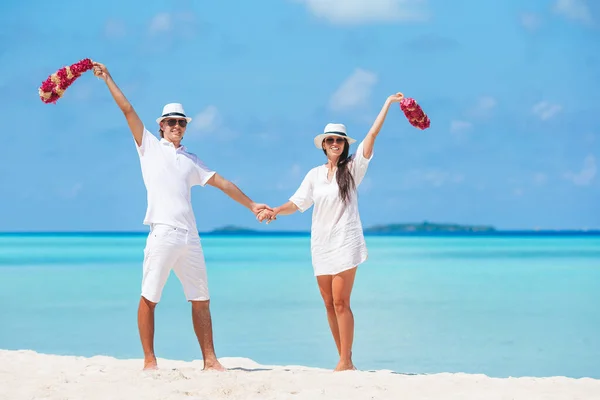 Jong stel op wit strand tijdens zomervakantie. — Stockfoto