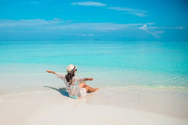 Vrouw liggend op het strand genietend van de zomervakantie kijkend naar zee — Stockfoto