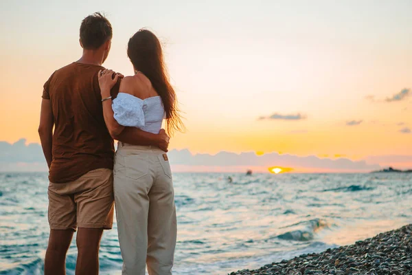 Pareja joven en playa blanca durante las vacaciones de verano. —  Fotos de Stock