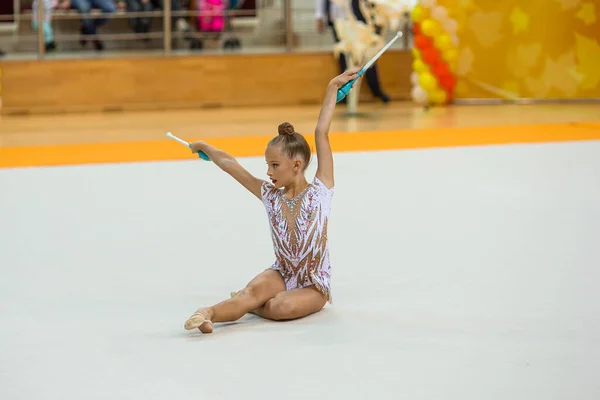 Krásná malá aktivní gymnastka dívka se svým výkonem na koberci — Stock fotografie