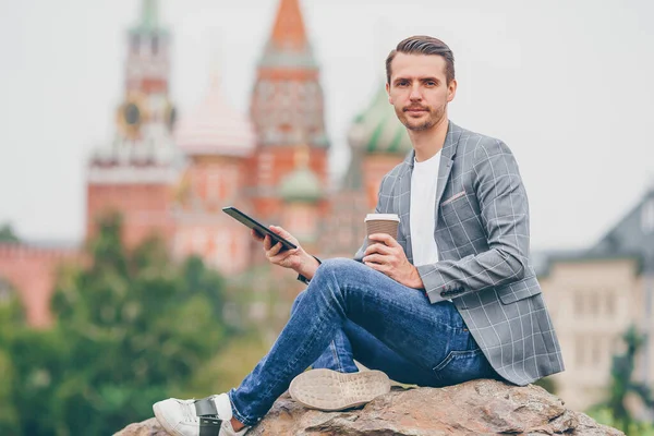 Šťastný mladý městský muž v evropském městě. — Stock fotografie