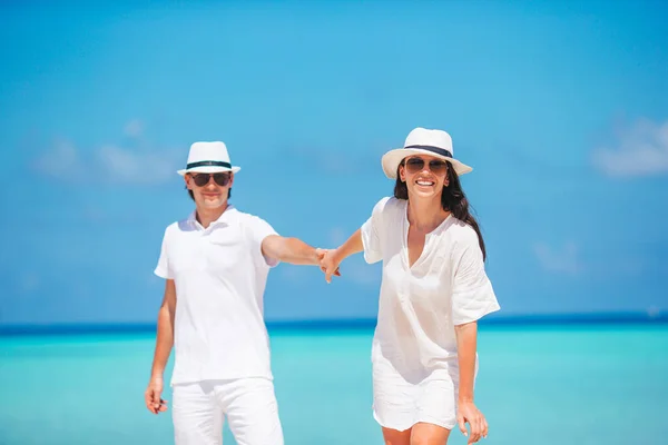 Ung familj på vit strand under sommarlovet. — Stockfoto