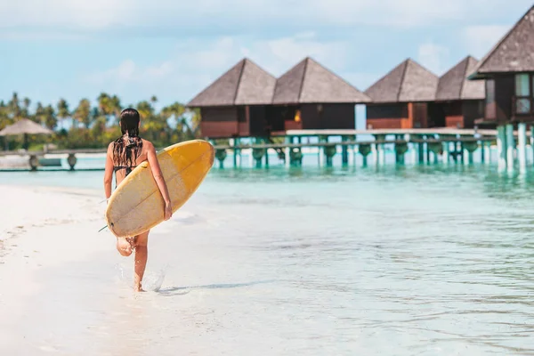 Mulher surfista bonita pronta para surfar em mar azul-turquesa, em stand up paddle board em férias exóticas — Fotografia de Stock