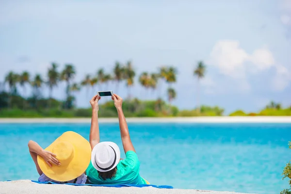 Casal feliz tirando uma foto na praia branca em férias de lua de mel — Fotografia de Stock