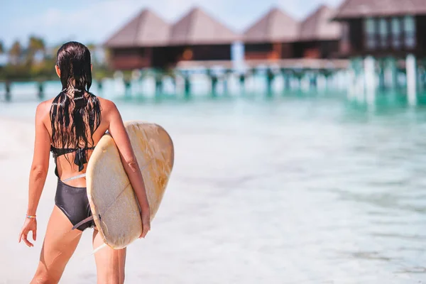 Beautiful surfer woman ready to surfing in turquoise sea, on stand up paddle board at exotic vacation — Stock Photo, Image