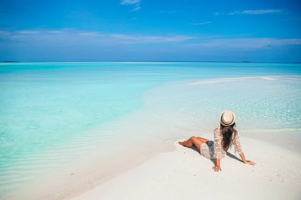 Junge Modefrau in grünem Kleid am Strand lizenzfreie Stockfotos