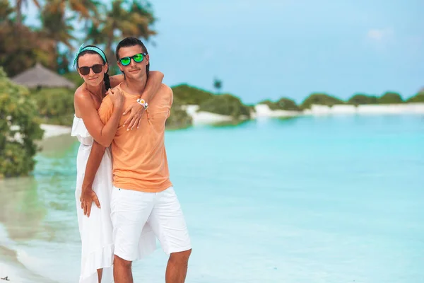 暑假期间一对年轻夫妇在白沙滩上. — 图库照片