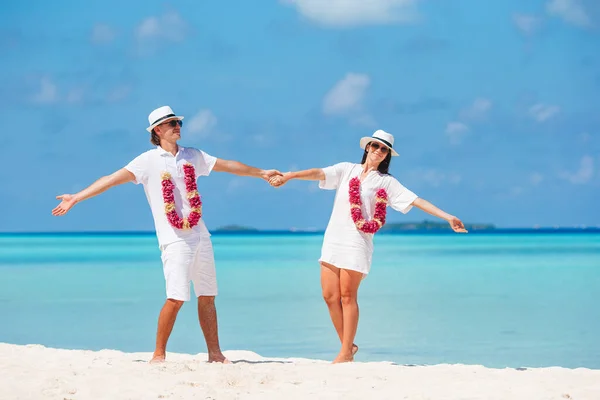 Giovane coppia sulla spiaggia bianca durante le vacanze estive. — Foto Stock