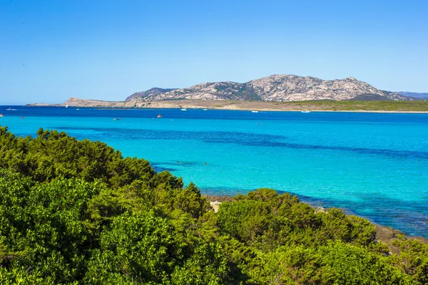 Prachtig uitzicht over de turquoise zee en de bergen — Stockfoto