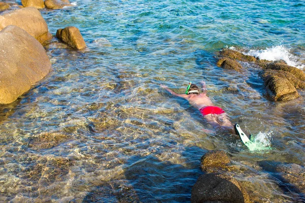 젊은 사람이 열 대 맑은 청록색 바다에서 스노클링 — 스톡 사진