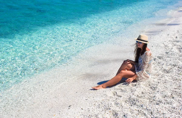 Young beautiful girl during italian vacation on white beach — Stock Photo, Image