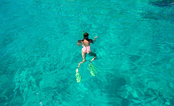 Młoda kobieta z rurką w tropikalny woda na wakacje — Zdjęcie stockowe