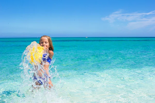 Adorable little girl have fun in shallow water at tropical beach — Stock Photo, Image