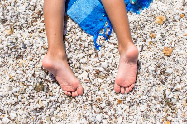 Closeup of little girl legs on tropical beach with pebbles — Stock Photo, Image