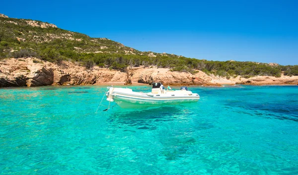 Small boat in turquoise clear sea — Stock Photo, Image