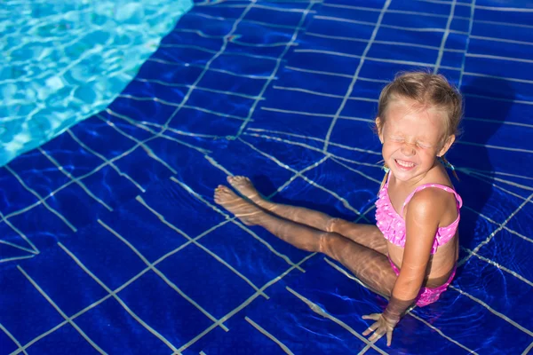 カメラでは、スイミング プールでかわいい幸せな女の子 — ストック写真