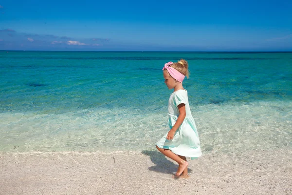 Linda niña jugando en aguas poco profundas en la playa blanca —  Fotos de Stock