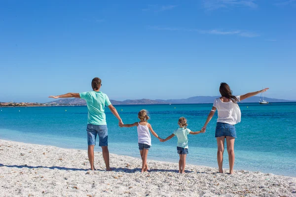 Junge schöne Familie mit zwei Kindern im Tropenurlaub — Stockfoto