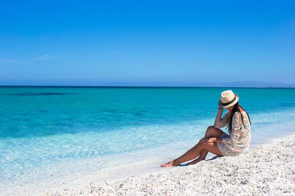 Krásná mladá dívka se těší tropickou dovolenou na pláži — Stock fotografie