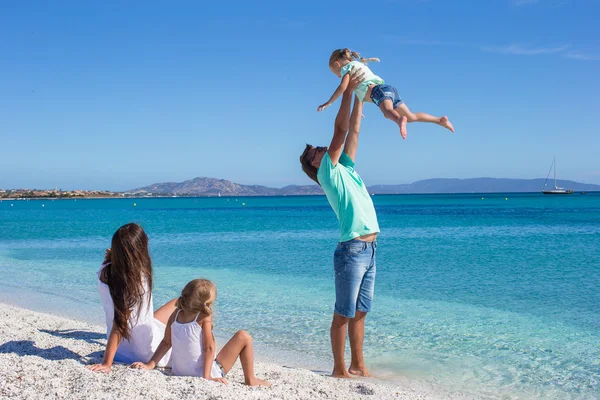 Familie mit zwei Kindern hat Spaß während ihres Tropenurlaubs — Stockfoto