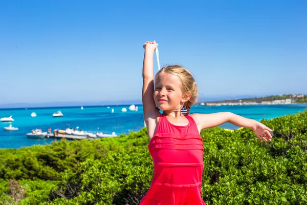 Menina adorável desfrutando de bela vista do mar azul-turquesa na ilha da Sardenha — Fotografia de Stock