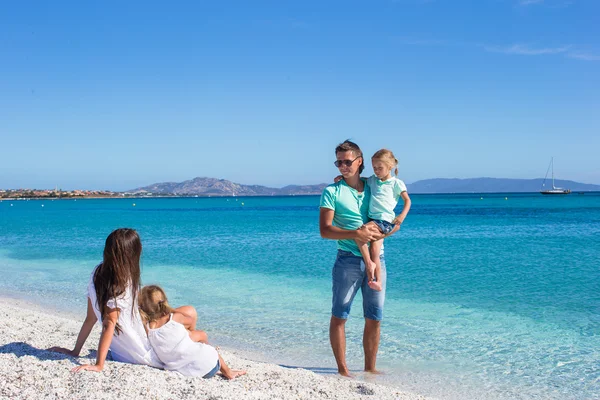 Mutlu bir aile dört tropik sahilde eğlenelim — Stok fotoğraf