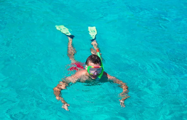 Joven buceando en aguas turquesas tropicales claras — Foto de Stock