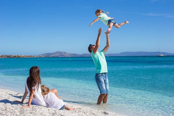 Lyckliga familjen ha roligt på tropisk strand — Stockfoto