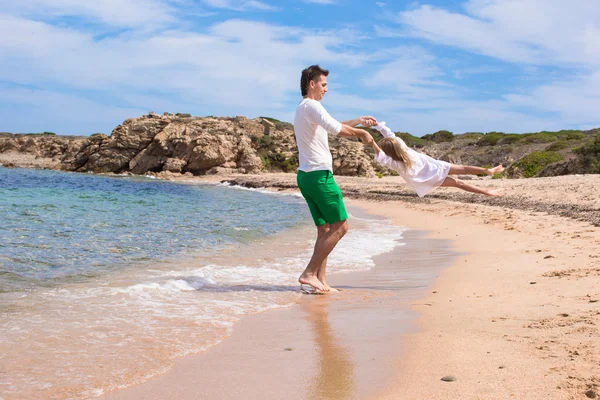 Feliz padre y linda hijita se divierten durante las vacaciones en la playa — Foto de Stock