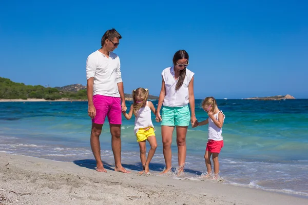 Familj av fyra på strandsemester i Italien — Stockfoto