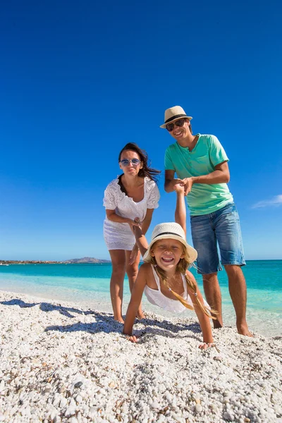 Giovane bella famiglia di tre persone si divertono in vacanza tropicale — Foto Stock