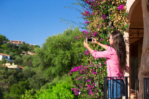 Young woman take photo on her phone at tropical beach — Stock Photo, Image