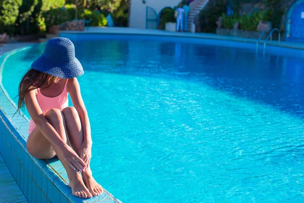 Bella giovane donna rilassante vicino alla piscina — Foto Stock