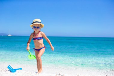 sevimli küçük kız oyuncakla oynamak plaj tatil