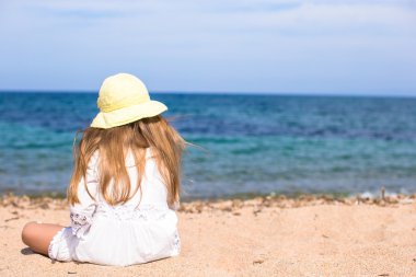 sevimli küçük kız İtalyan tatil sırasında tropikal plajda eğlence var