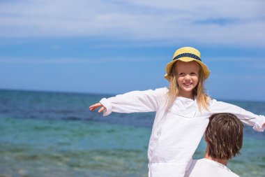 mutlu baba ve sevimli küçük kız plaj tatil sırasında eğlenin