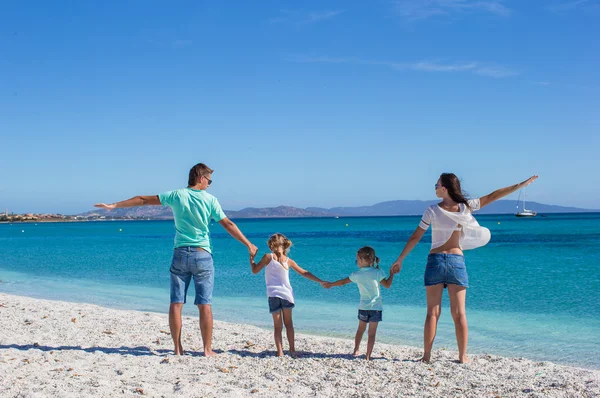 Yaz plaj tatil sırasında mutlu bir aile — Stok fotoğraf