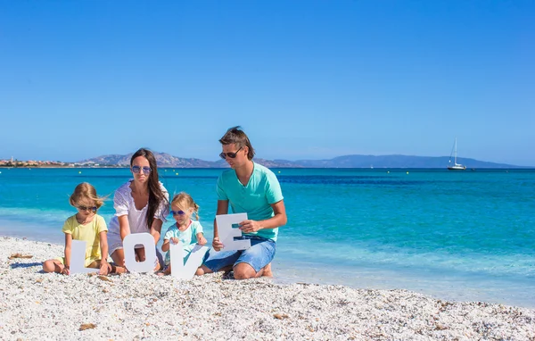 Familia en unas vacaciones de playa tropical — Foto de Stock