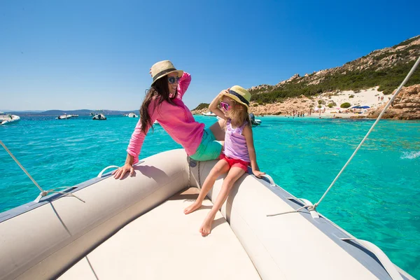 年轻的母亲带着她可爱的女儿坐在船上享受假期 — 图库照片