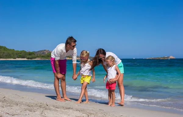 Famiglia di quattro persone in vacanza al mare in Italia — Foto Stock