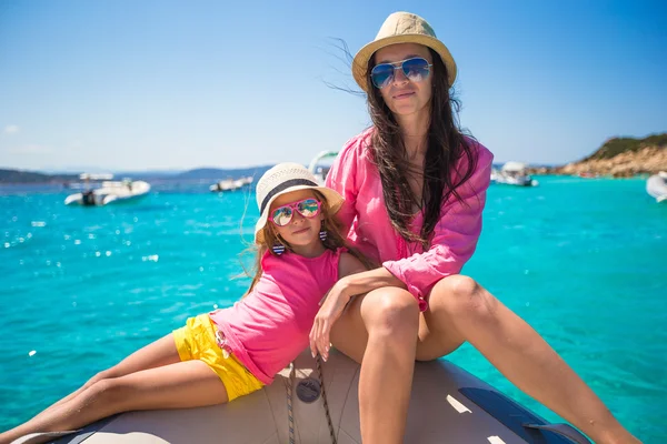 Young mother with her adorable daughter enjoy vacation on a boat — Stock Photo, Image