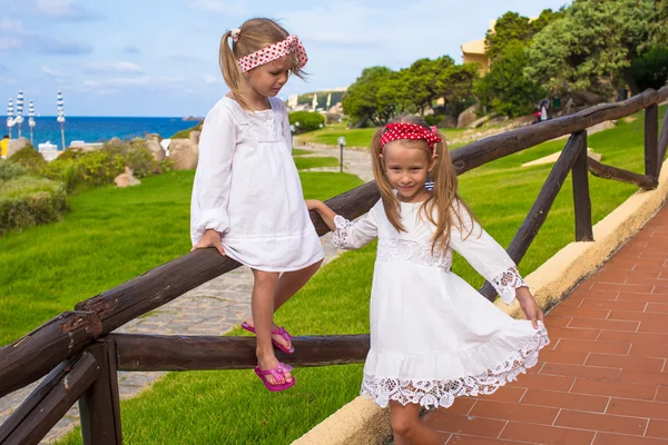Очаровательные маленькие девочки на открытом воздухе во время летних каникул — стоковое фото