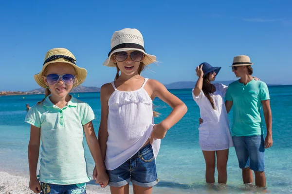 Jeune belle famille avec deux enfants en vacances tropicales — Photo