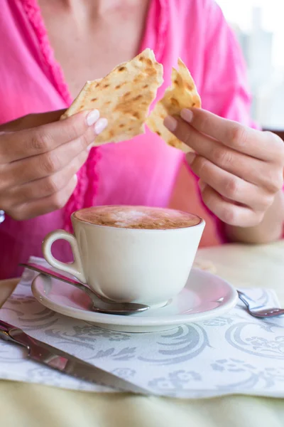 Delizioso e gustoso cappuccino a colazione in un caffè — Foto Stock